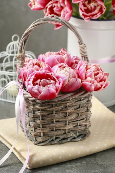 Розовые тюльпаны в плетеной корзине — стоковое фото