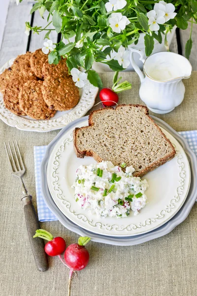Завтрак. Хлеб и салат, овсяное печенье и кувшин лимона — стоковое фото