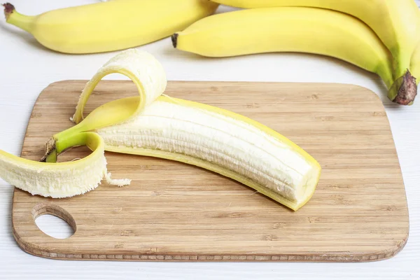 Как сделать бананы с шоколадным соусом - шаг за шагом — стоковое фото