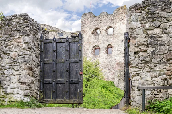 CZORSZTYN, POLONIA - 16 DE MAYO DE 2016: Las ruinas del Castillo de Czorsztyn —  Fotos de Stock