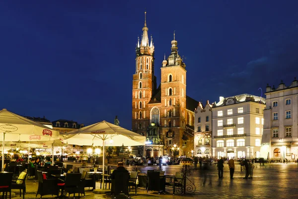 Kraków, Polska - 17 kwietnia 2016: Mariacki Kościół, Kościół naszej — Zdjęcie stockowe