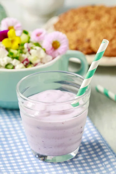 Jordgubbe smoothie vid frukostbordet — Stockfoto