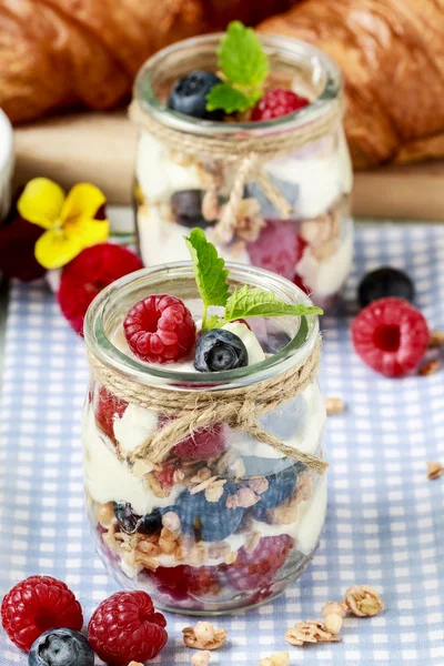 Glass jar with fruits and whipped cream. — Stock Photo, Image