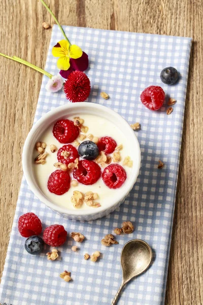 Glass jar with fruits and whipped cream. — Stock Photo, Image