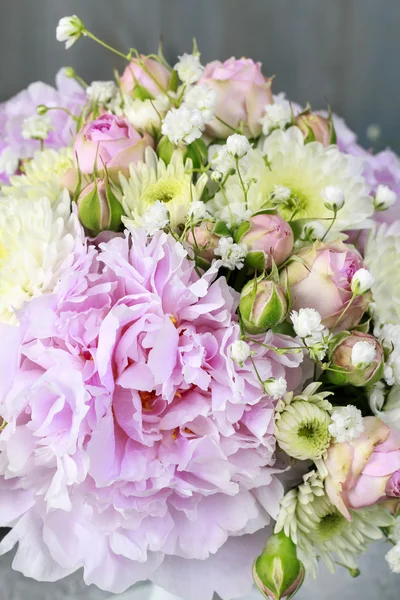 Disposizione floreale con peonie rosa — Foto Stock