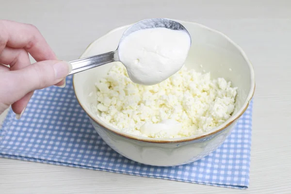 Att göra en sallad till frukost. — Stockfoto