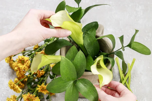 Hoe maak je moderne (hipster stijl) zomer boeket met callas een — Stockfoto