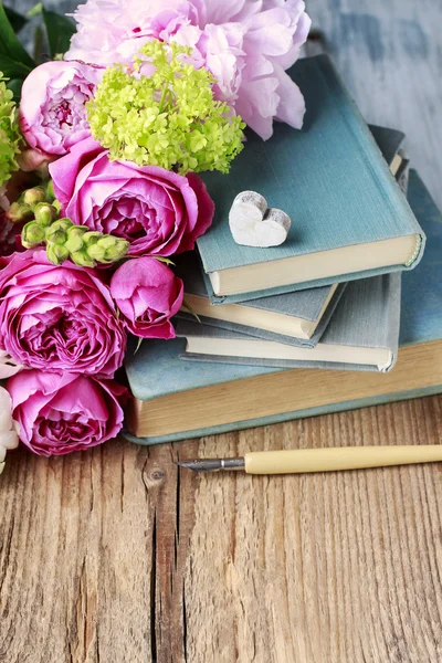 Alte Bücher und Blumensträuße — Stockfoto