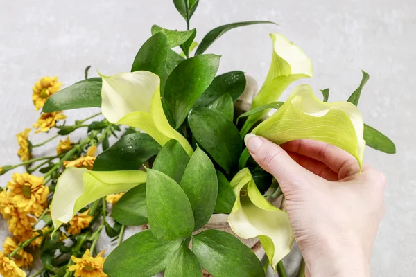 Hoe maak je moderne (hipster stijl) zomer boeket met callas een — Stockfoto