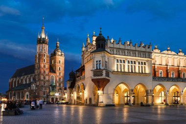 Krakow, Polonya - 17 Nisan 2016: Sukiennice ana Pazar S