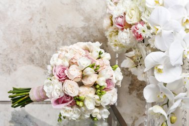 Gül ve Frezya buket.