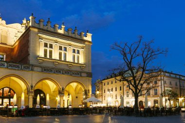 Krakow, Polonya - 17 Nisan 2016: Sukiennice ana Pazar S