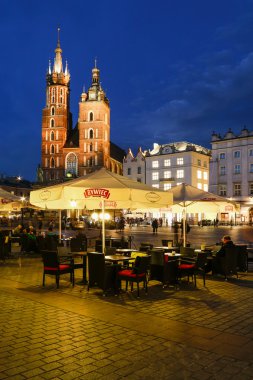 Krakow, Polonya - 17 Nisan 2016: Mariacki kilise, kilise bizim 