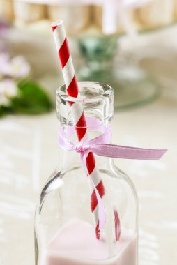 Çilek güler yüzlü şişe