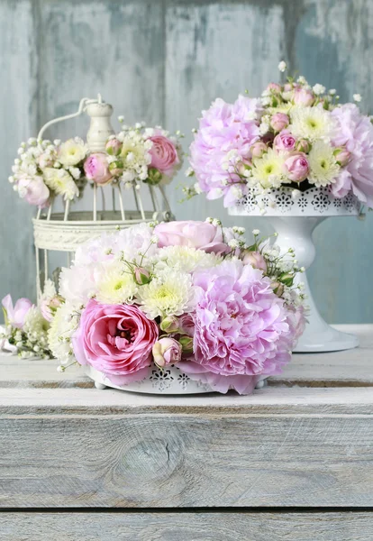 Blomsterarrangemang med rosa pioner, små rosor, krysantemum — Stockfoto