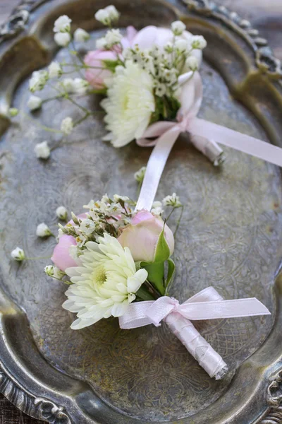 Boutonniere da sposa con rosa rosa, ranuncolo e crisantemo bianco — Foto Stock