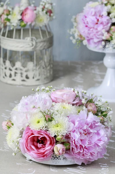 Arreglo floral con peonías rosadas, rosas diminutas, crisantemos —  Fotos de Stock