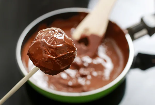 Pastel de chocolate estallido —  Fotos de Stock