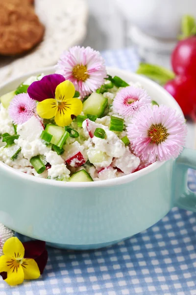 Frisk sallad med grönsaker och ätbara blommor — Stockfoto