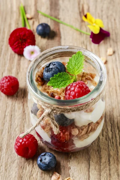 Glass jar with fruits and whipped cream. — Stock Photo, Image