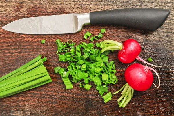 刀、 韭菜、 萝卜木制背景 — 图库照片