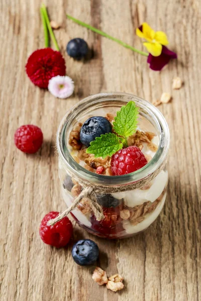 Glass jar with fruits and whipped cream. — Stock Photo, Image