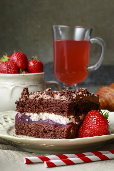 Chocolate cake with fruit layers — Stock Photo, Image