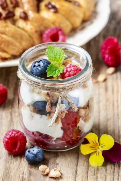 Glass jar with fruits and whipped cream. — Stock Photo, Image