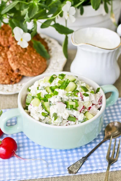 Il tavolo della colazione. Pane e insalata, biscotti all'avena e brocca di miglio — Foto Stock