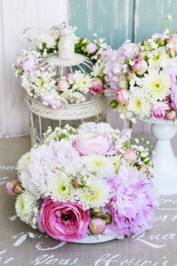 Pembe peonies, küçük gül çiçek aranjmanı