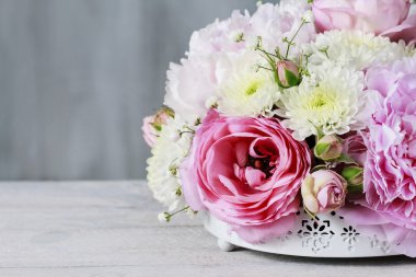 Pembe peonies, küçük gül çiçek aranjmanı