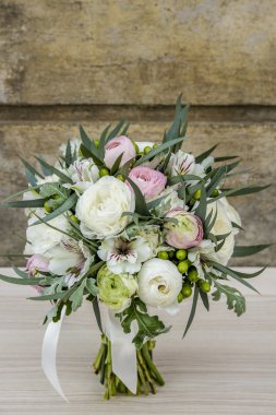 Düğün buket gül, alstroemerias ve tipik çiçekler