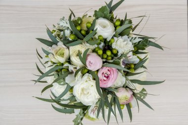 Düğün buket gül, alstroemerias ve tipik çiçekler