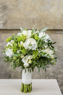 Düğün buketi beyaz çiçekler ve yeşil yaprakları ile.