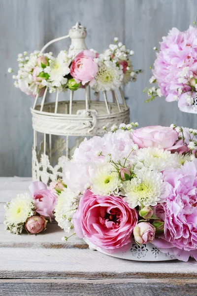 Arranjo floral com peônias rosa, rosas minúsculas — Fotografia de Stock