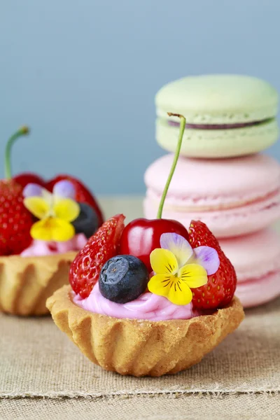 Cupcakes with fresh fruits and edible flowers. — Stock Photo, Image