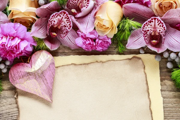 Carta vintage e composizioni floreali con orchidee, rose e auto — Foto Stock