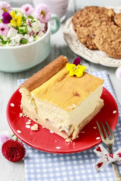 Piece of cheese cake and crunchy biscuits. — Stock Photo, Image