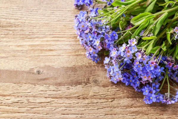 Vergissmeinnicht Blumen auf Holzgrund — Stockfoto