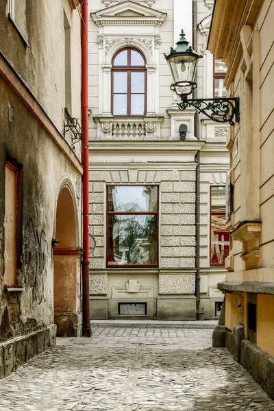 Cieszyn, Polen - 16 April 2016: Kullerstensgata på solnedgången. — Stockfoto