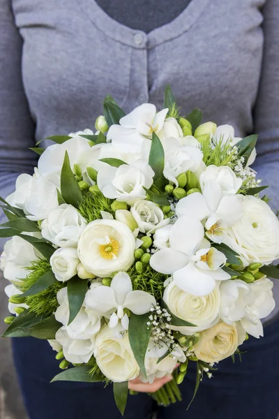 Bukett av vita blommor: ranunculus, fresia och orkidé. — Stockfoto