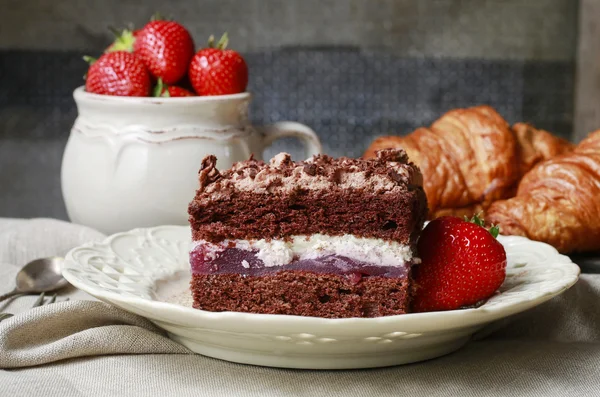 Chocolate cake with fruit layers — Stock Photo, Image