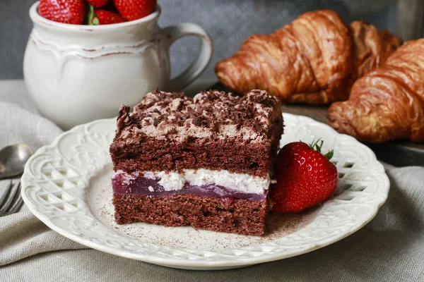 Chocolate cake with fruit layers — Stock Photo, Image