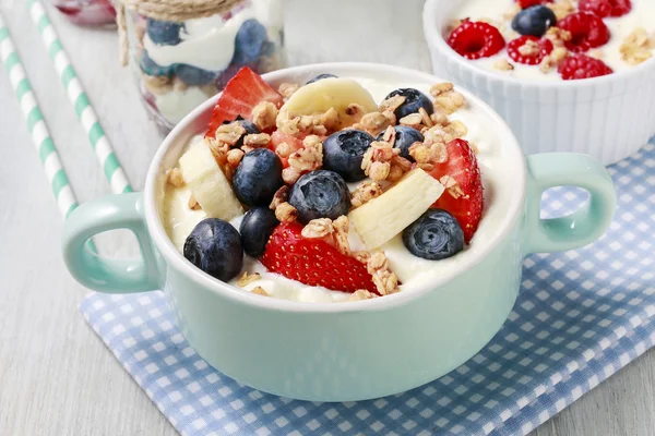 Tigela de iogurte com muesli e frutas frescas: morangos, blueb — Fotografia de Stock