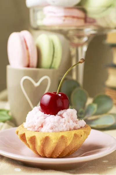 Cupcake decorado com cereja fresca — Fotografia de Stock