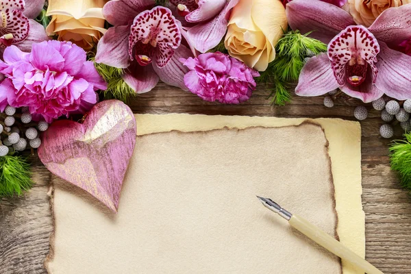 Vintage papier en bloemen regeling met orchideeën, rozen en auto — Stockfoto