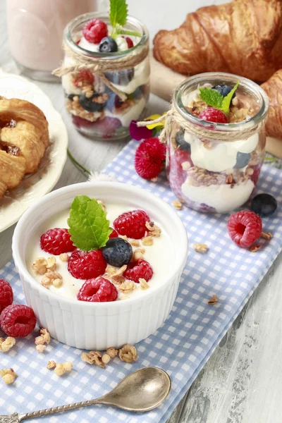 Breakfast table: bowl of yogurt with muesli and fresh fruits — Stock Photo, Image