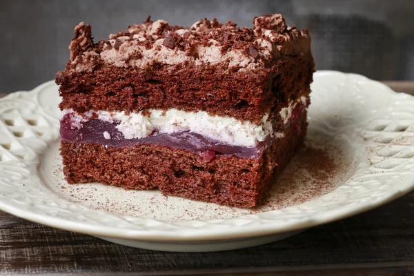 Chocolate cake with fruit layers — Stock Photo, Image