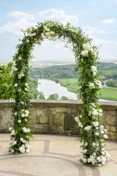 Весільна арка, прикрашена гвоздиками, хризантемами та віа — стокове фото