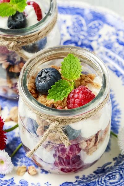 Glass jars with fruits and whipped cream. — Stock Photo, Image